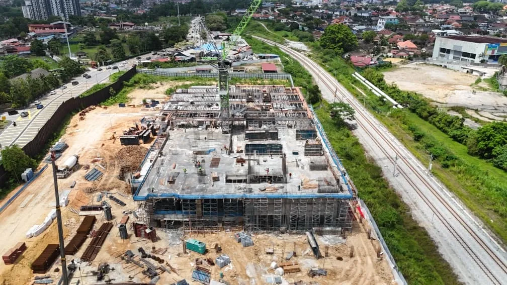 Second Q2 2026 site photograph of The Asteriaz @ Kebun Teh showing the tower under construction, Johor Bahru