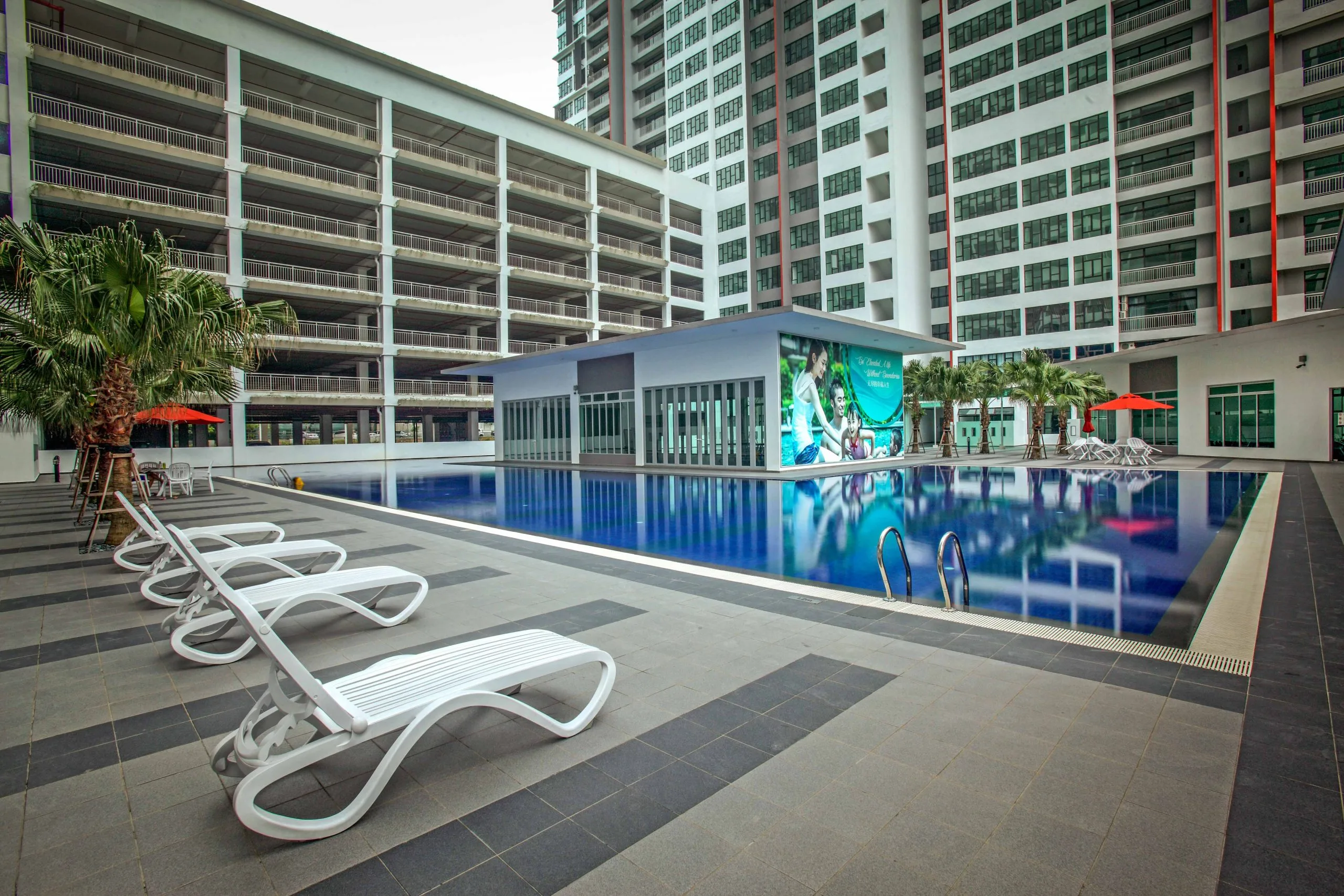 Austin Regency (Pangsapuri Austin Perdana) Swimming pool and sun deck