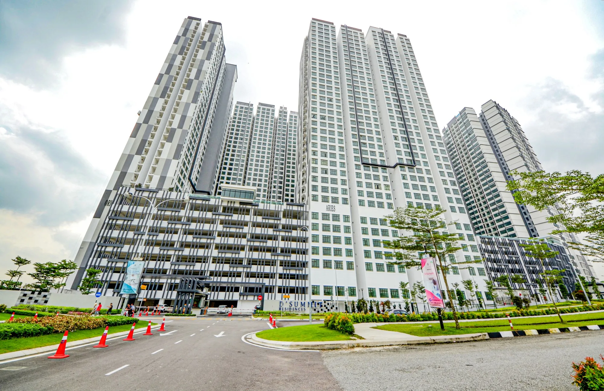 D'Summit Residences @ Kempas Utama Tower facade