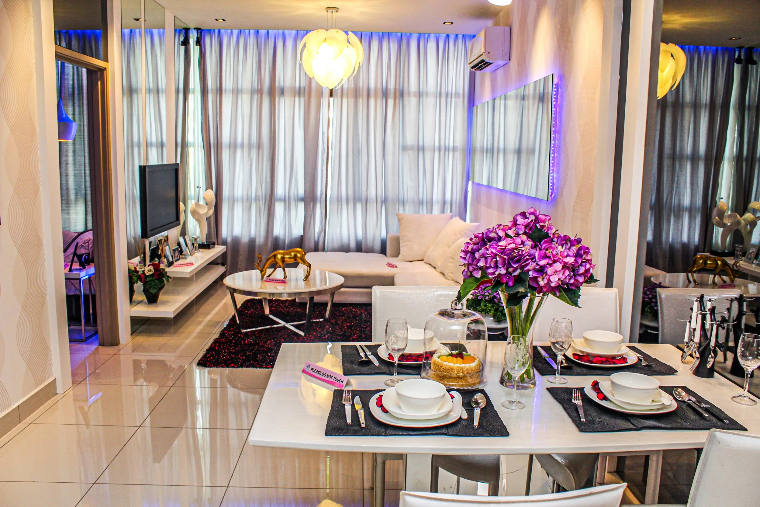 D'Summit Residences @ Kempas Utama Actual show unit: living and dining hall