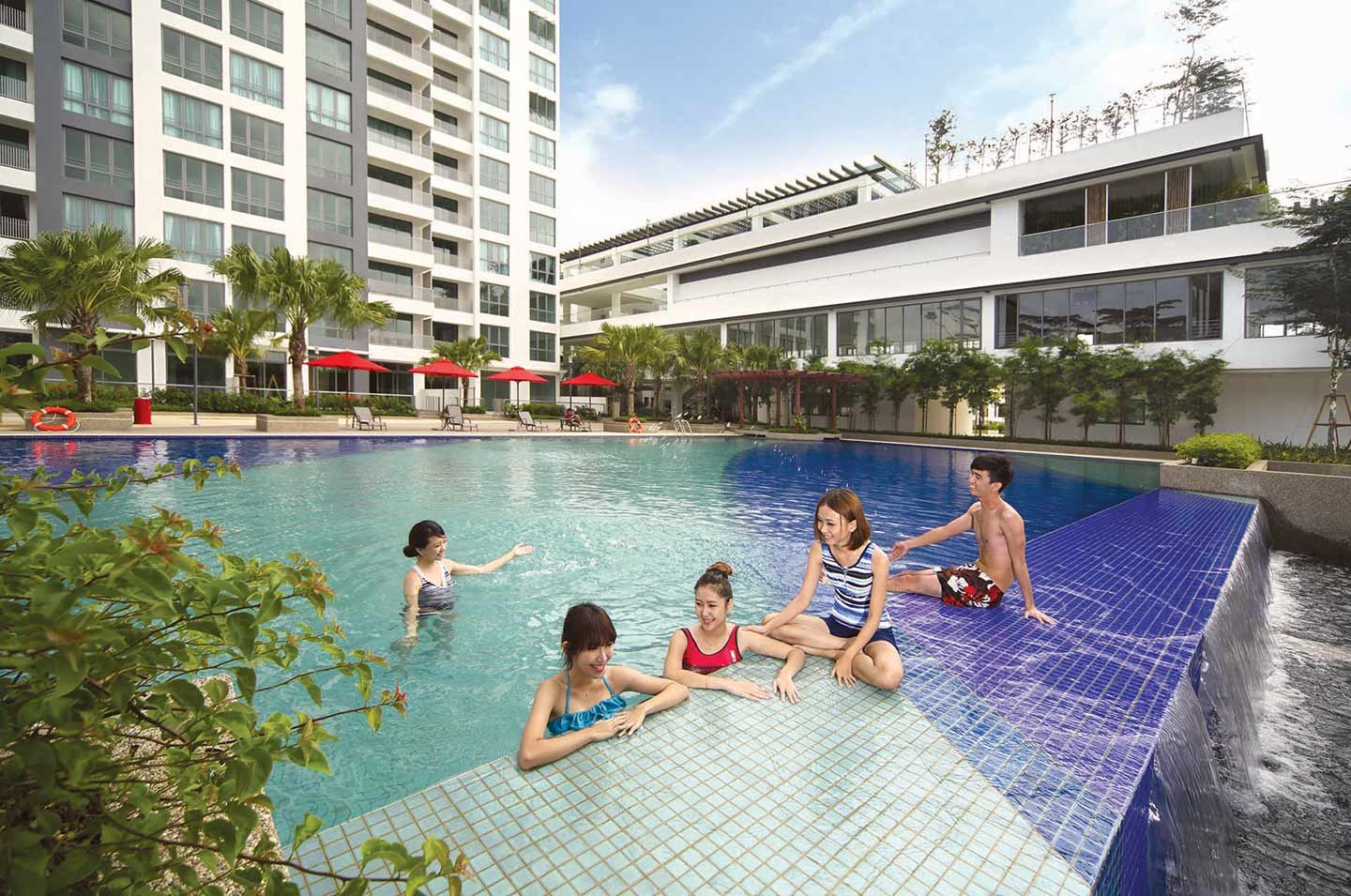 Molek Pine 3 Swimming pool and apartment block