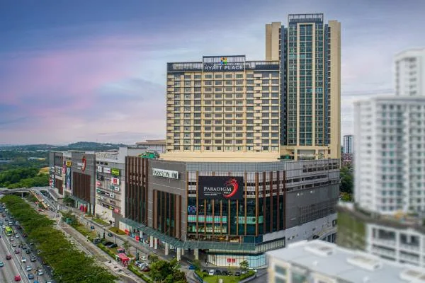 Paradigm Residence 公寓塔楼与 Hyatt Place 酒店坐落于 Paradigm Mall 之上