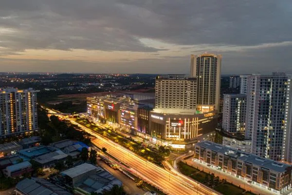 Paradigm Residence 夜色下的项目与士古来大道
