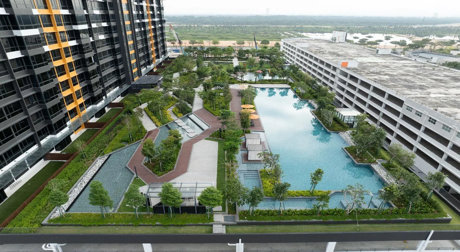Anggun Residences 五楼长泳池与花园平台实拍,峇都加湾