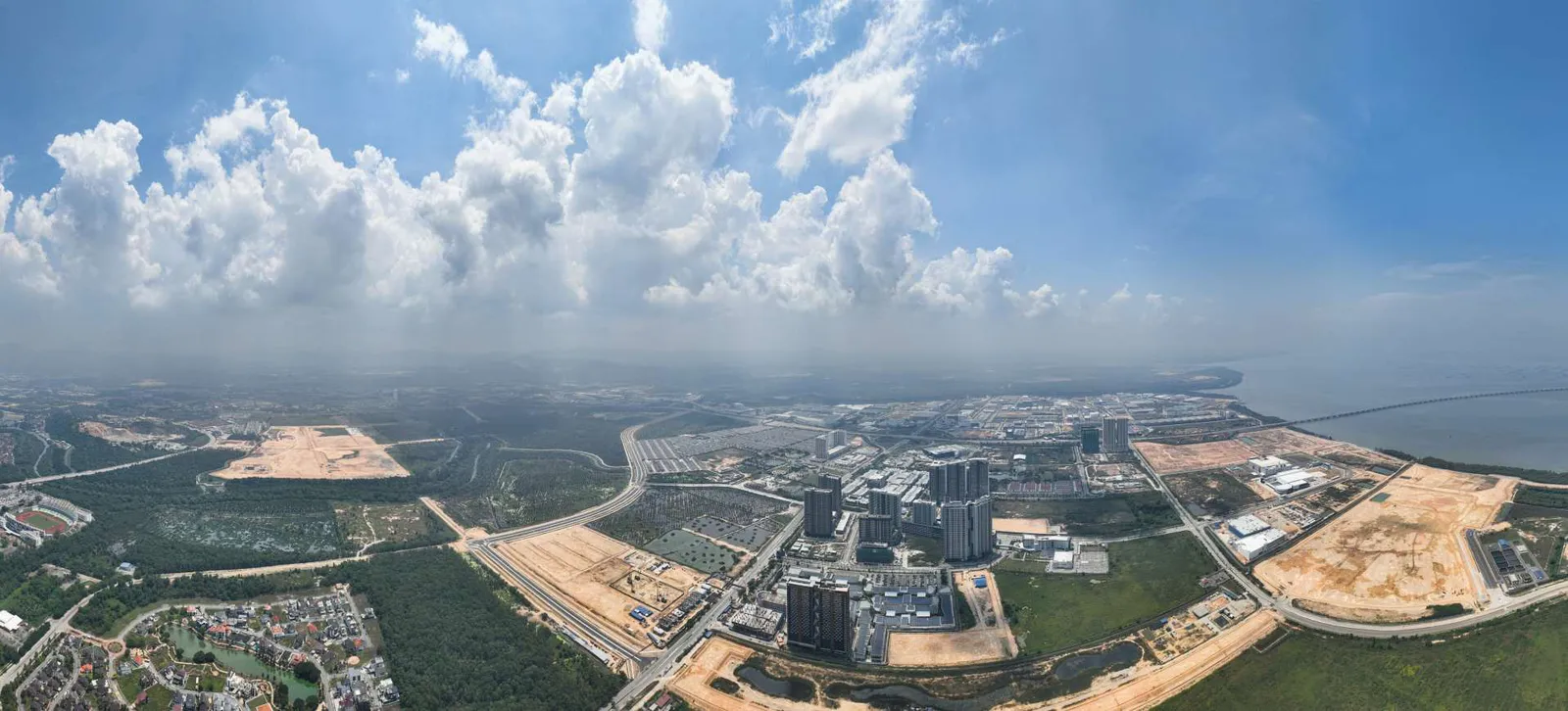 2026 年 3 月 Bandar Cassia 中央商务区航拍实景，可见 Capstone Corporate Suites 工地、Design Village 与槟城第二大桥