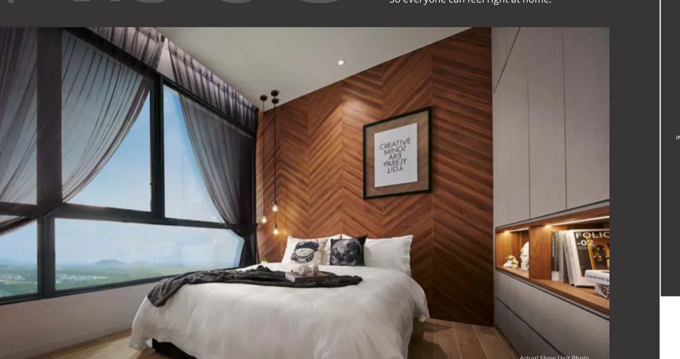 Capstone Corporate Suites 11 楼 Sky Plaza 零售层平面图，七个零售单位环绕空中花园