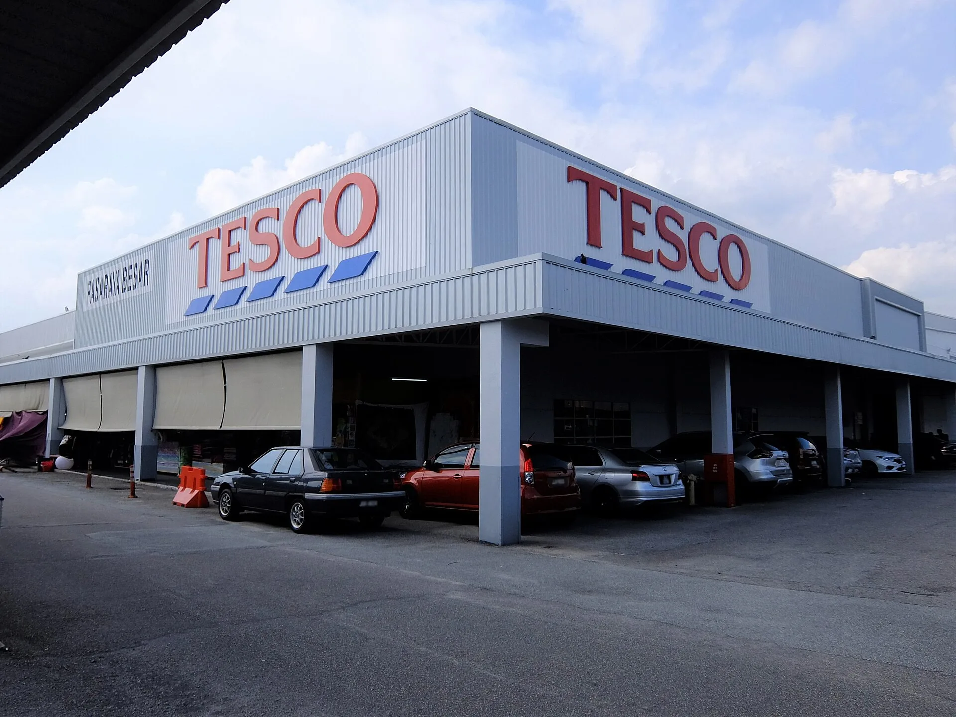 Tesco Seri Alam supermarket
