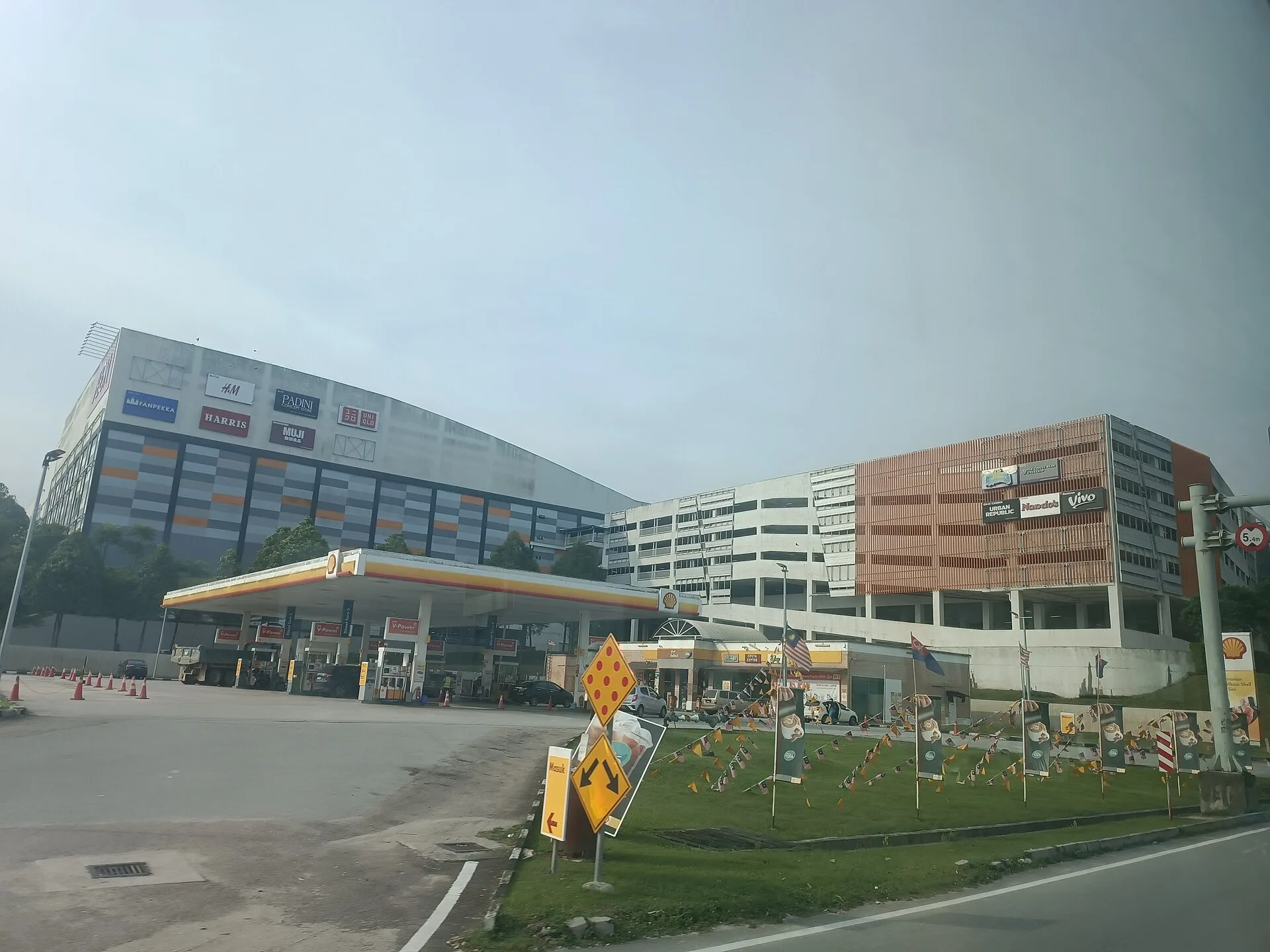 AEON Tebrau City and a petrol station, Desa Tebrau
