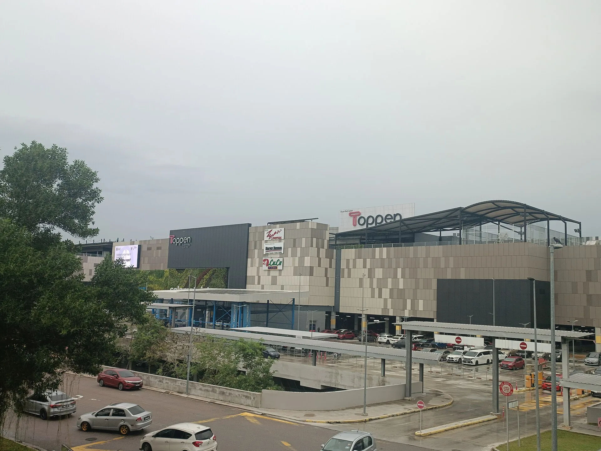 Toppen Shopping Centre, Desa Tebrau