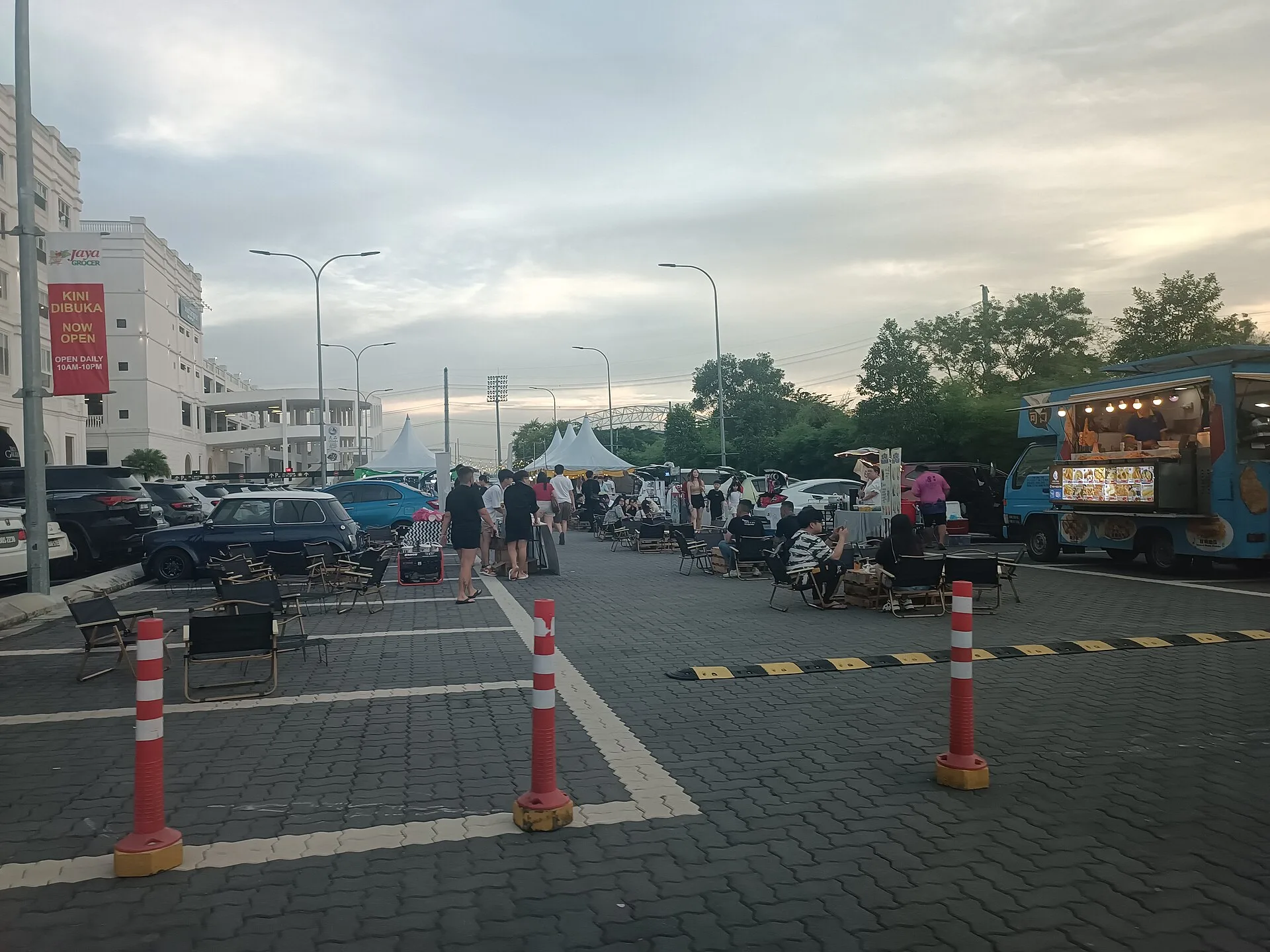Outdoor market stalls in the car park at Eco Galleria, Eco Botanic, Iskandar Puteri