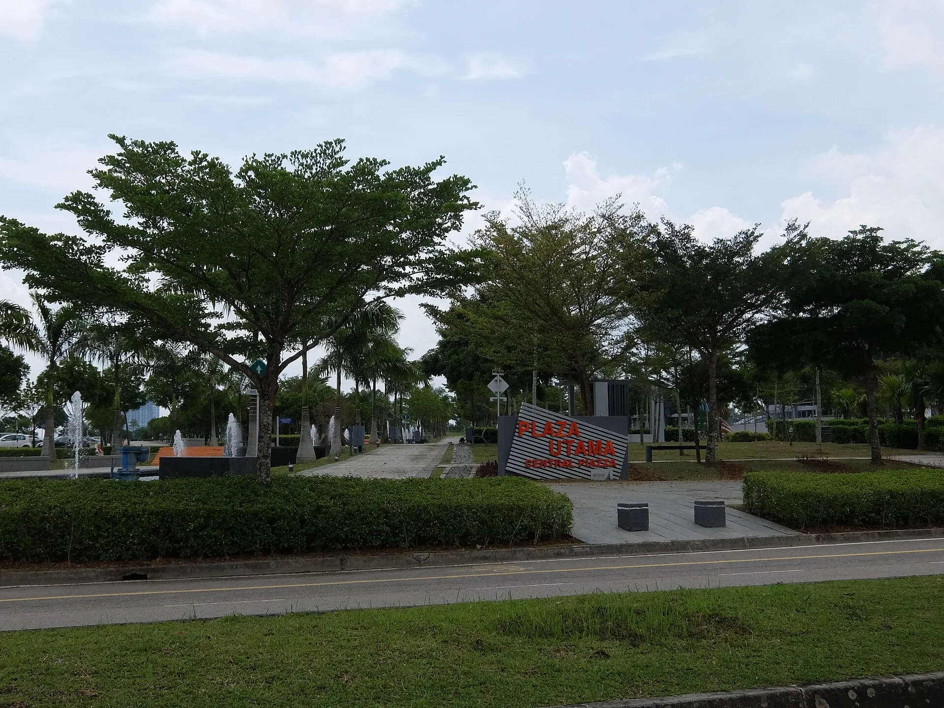 Central Piazza, Medini