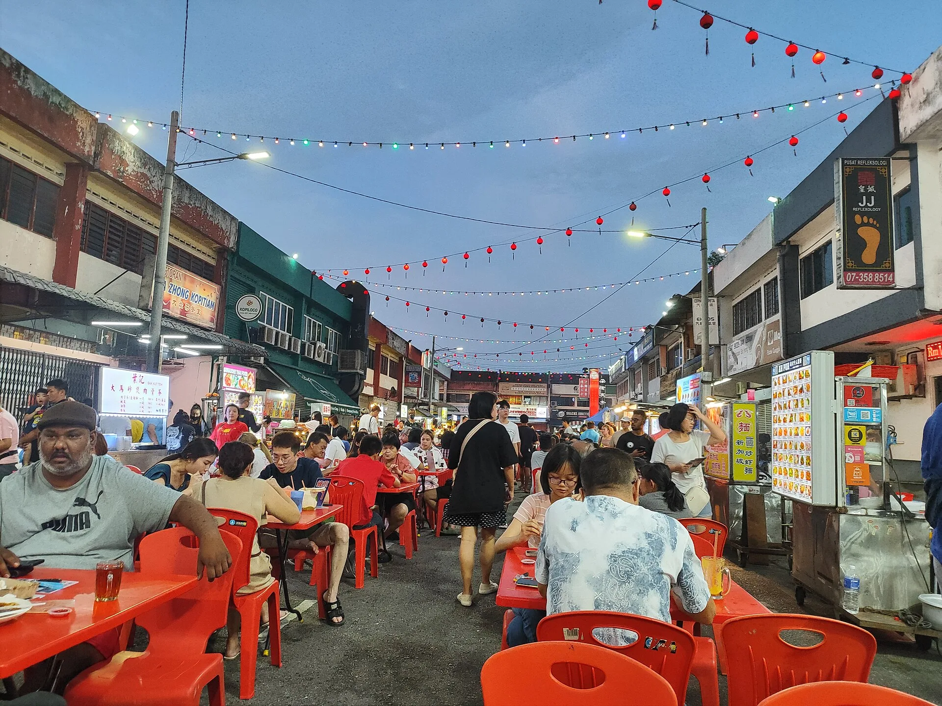 Jalan Dedap, Mount Austin at night