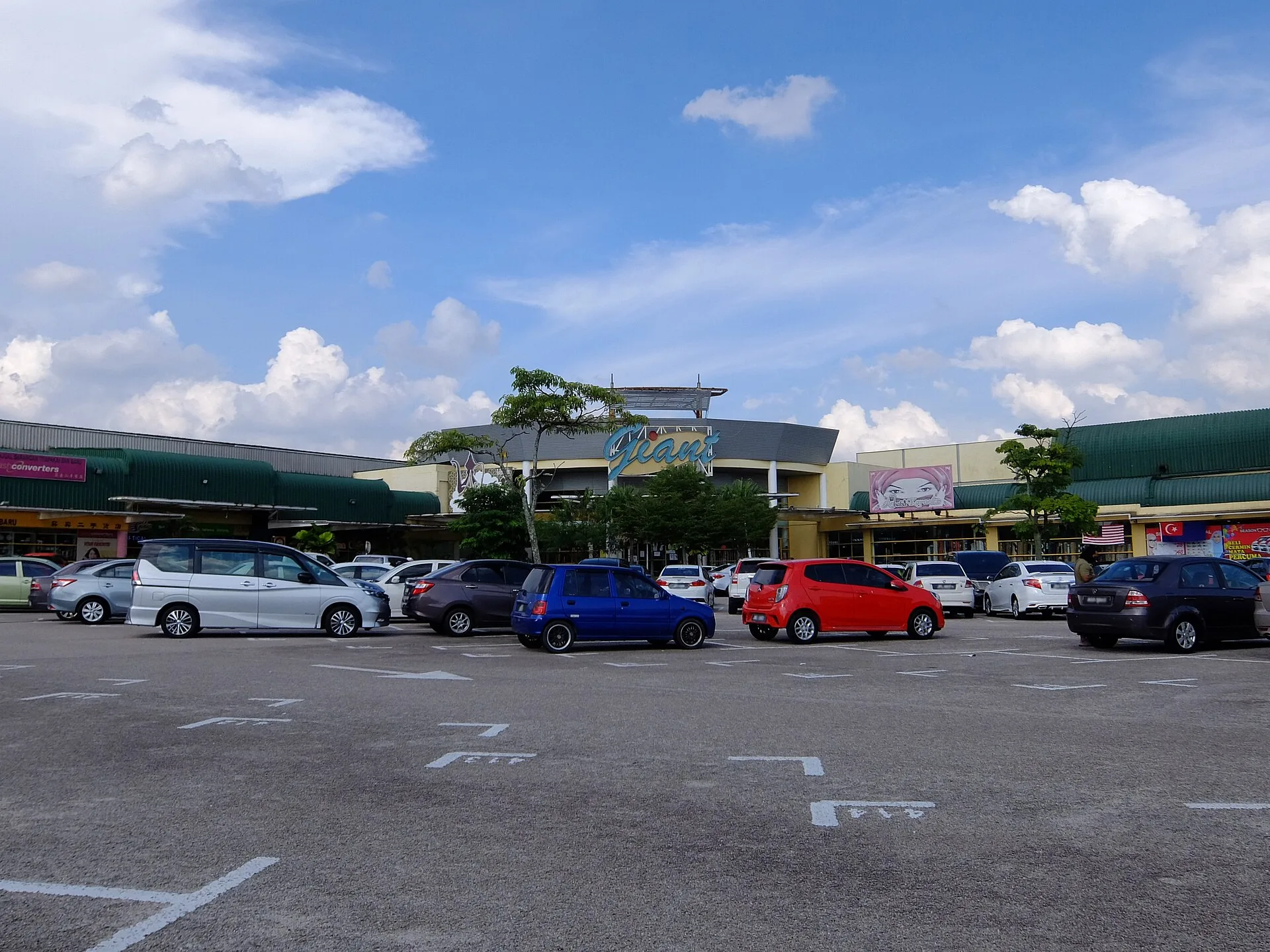 Giant hypermarket, Tampoi