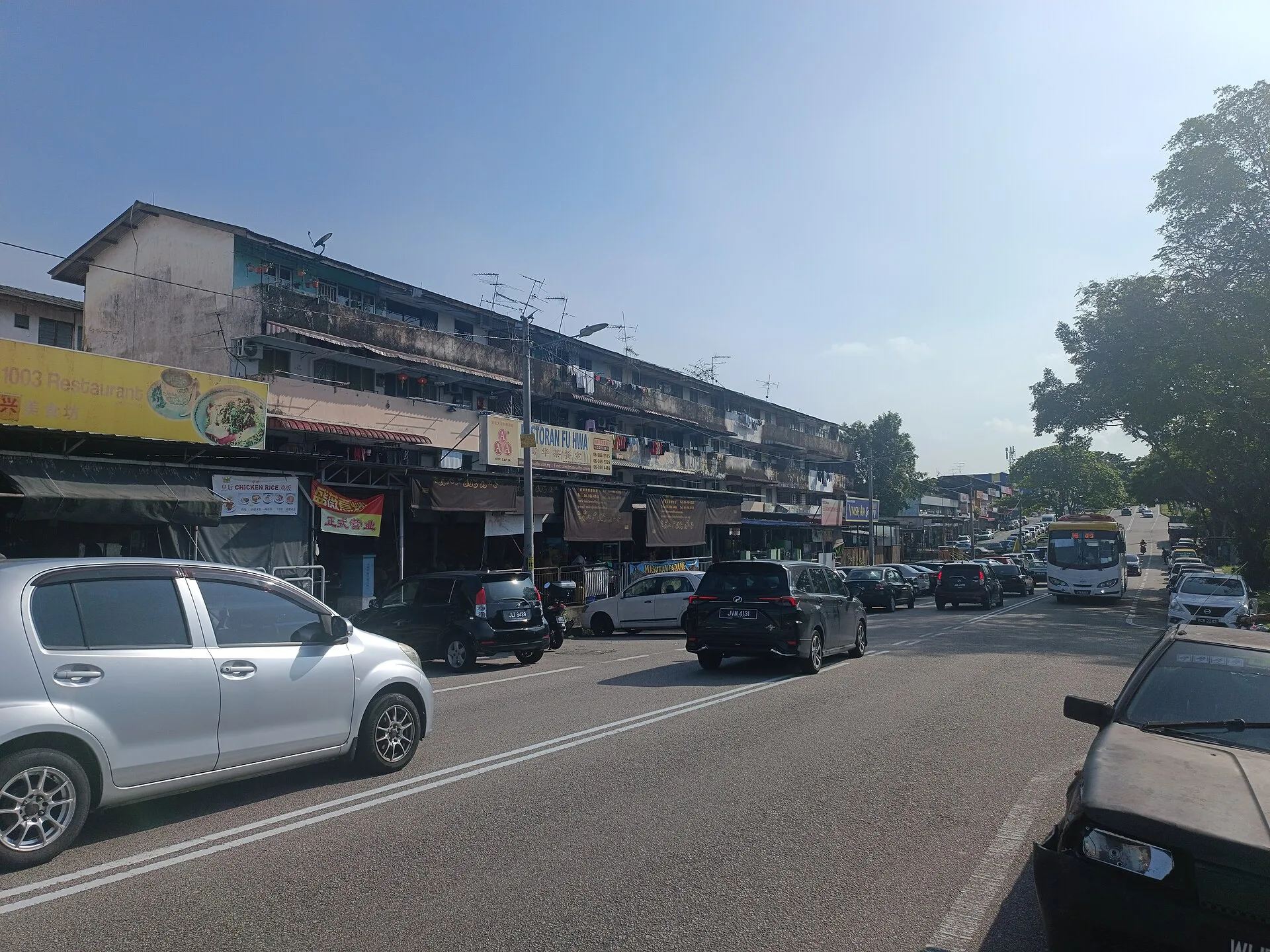 Jalan Pendekar 1 with a bus, TUTA
