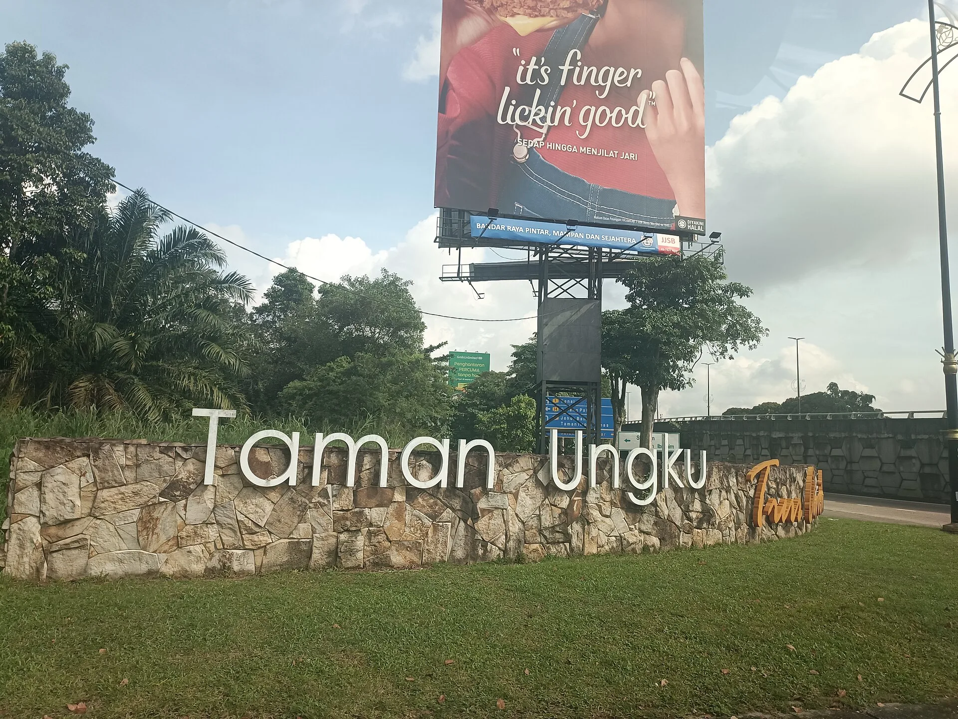 Taman Ungku Tun Aminah street view