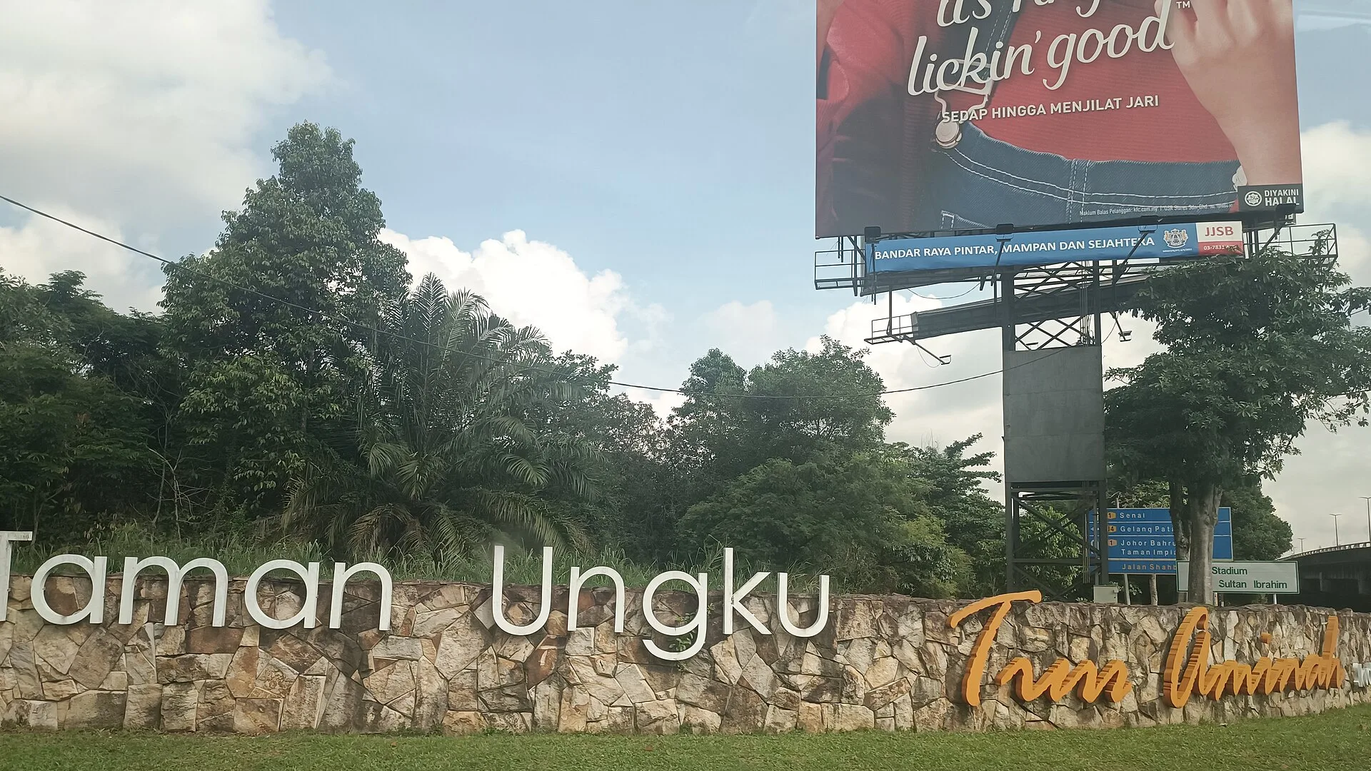 Street view at Taman Ungku Tun Aminah