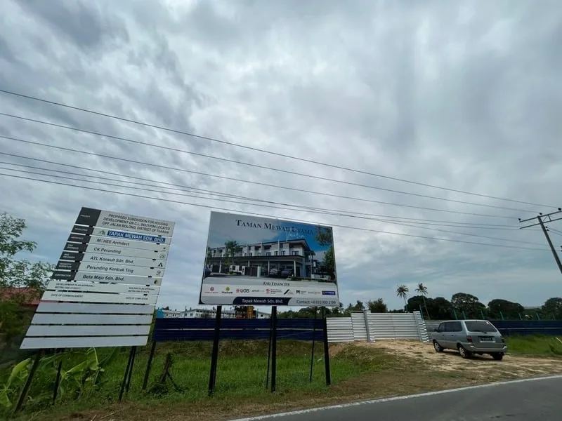 沙巴斗亚兰 Taman Mewah Utama Jalan Bolong 工地上的项目告示牌