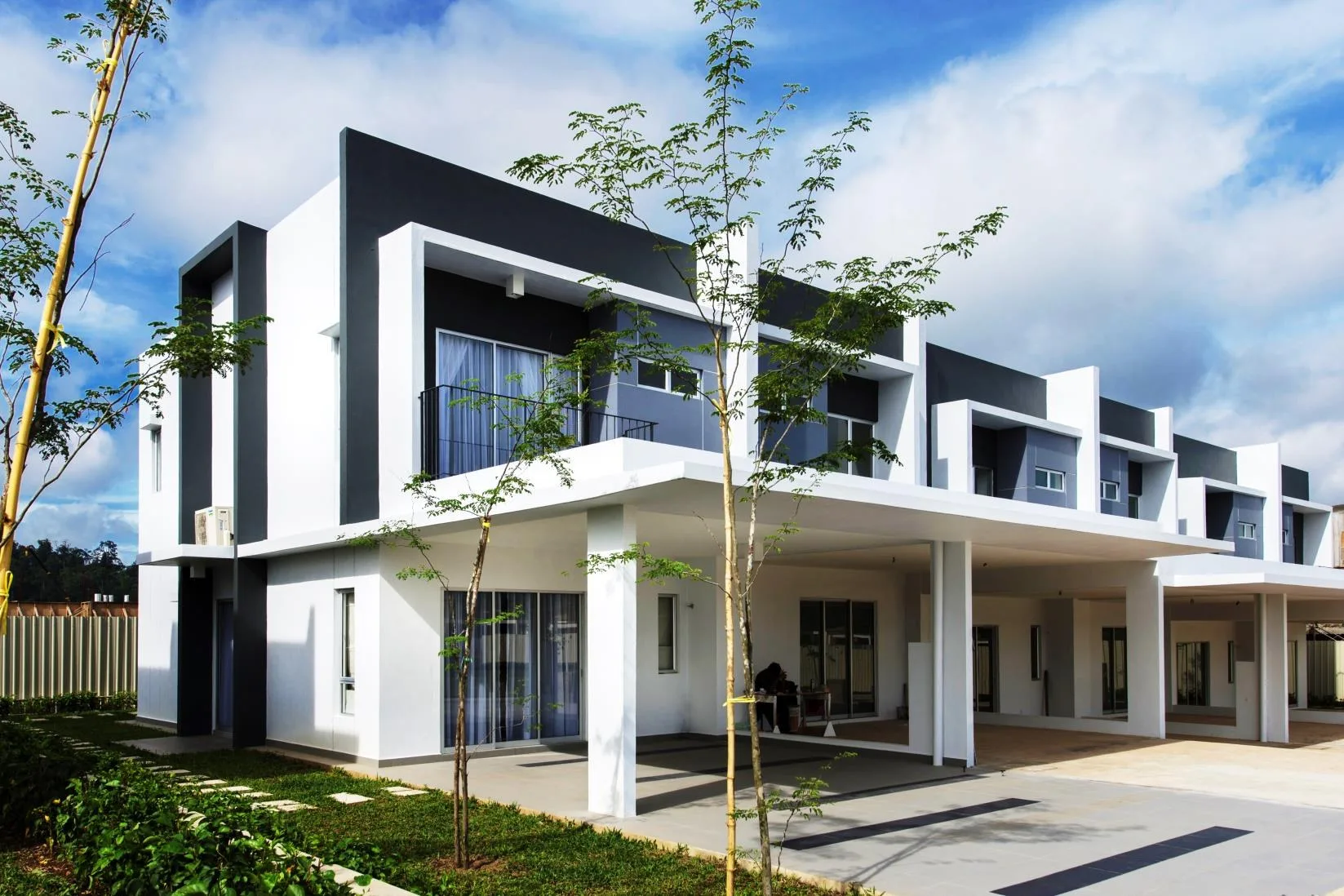 Photograph of a completed Type C3 double-storey terrace row in Phase 5I, from the developer’s presentation at Bandar Sri Indah, Jalan Apas, Tawau, Sabah