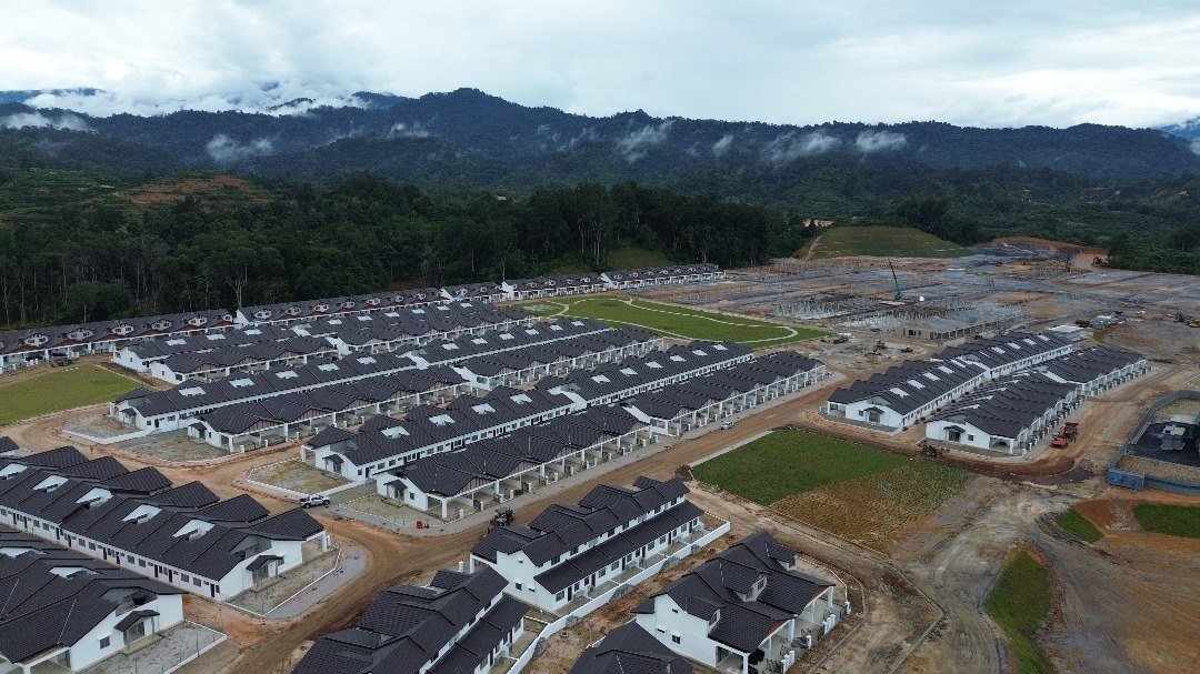 Drone photograph of Sierra Beringin terrace rows under construction on 31 December 2023, Taman Raia Utama, Gopeng, Perak