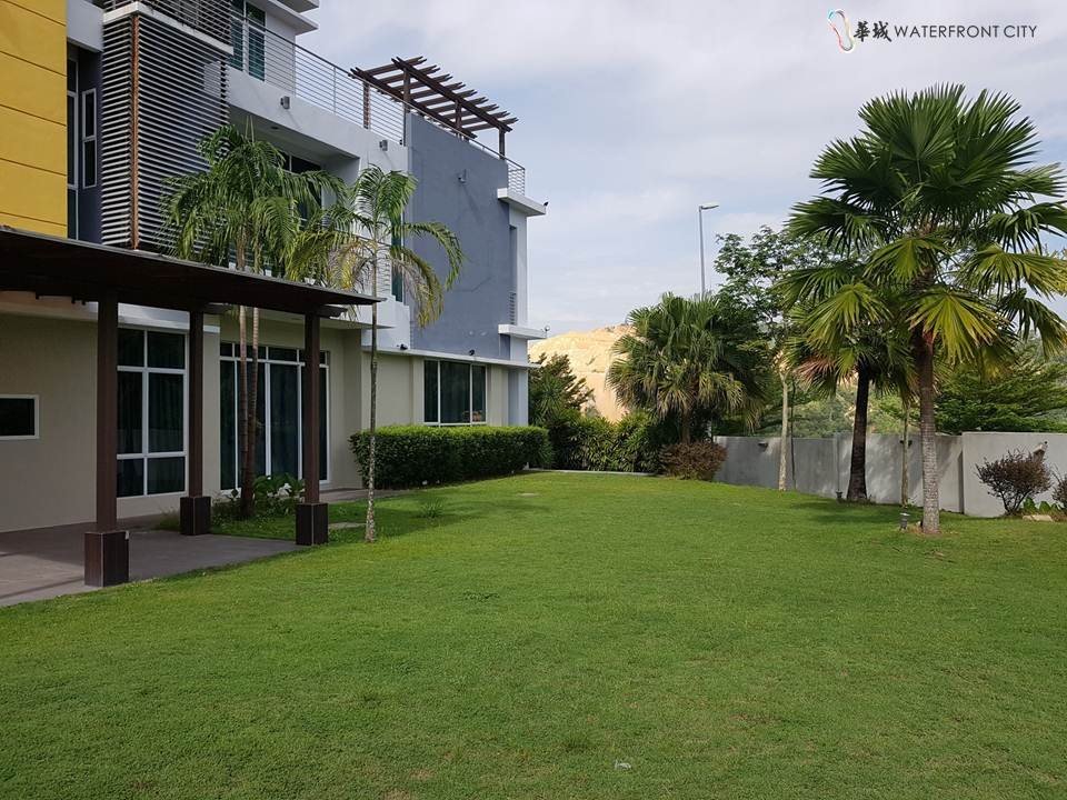 Kingston bungalow side garden and facade at Clearwater Bay Resort by Sunrise Palace Sdn Bhd, Waterfront City, Bandar Lahat Mines, Lahat, Ipoh, Perak