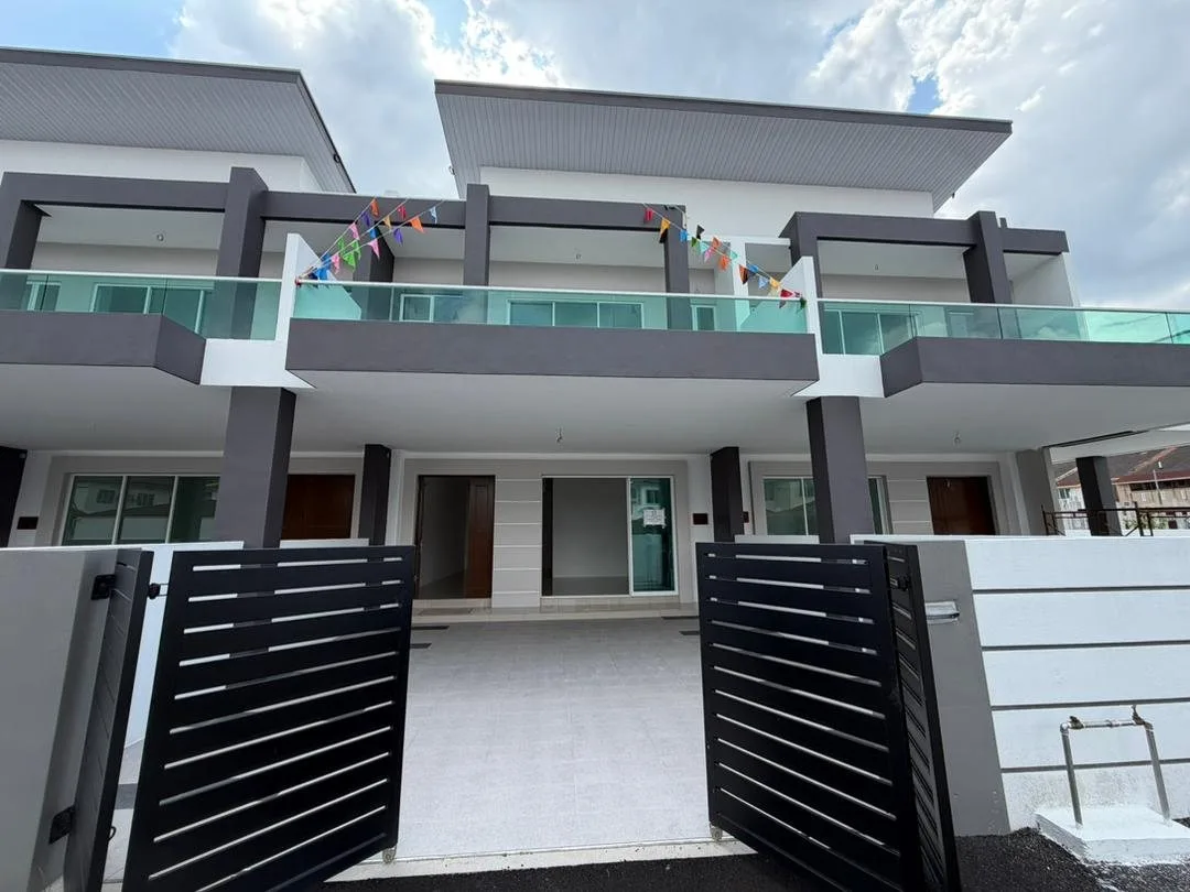 Show house frontage with motorised gate and two-car porch, Desa Rishah Indah by Associated Builders And Contractors Sdn Bhd, Desa Rishah, Ipoh, Perak