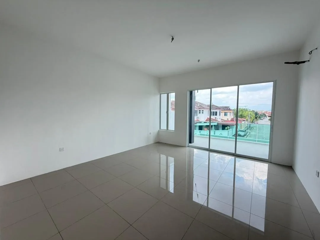 Upstairs bedroom with balcony door in the Desa Rishah Indah show house, Desa Rishah, Ipoh, Perak