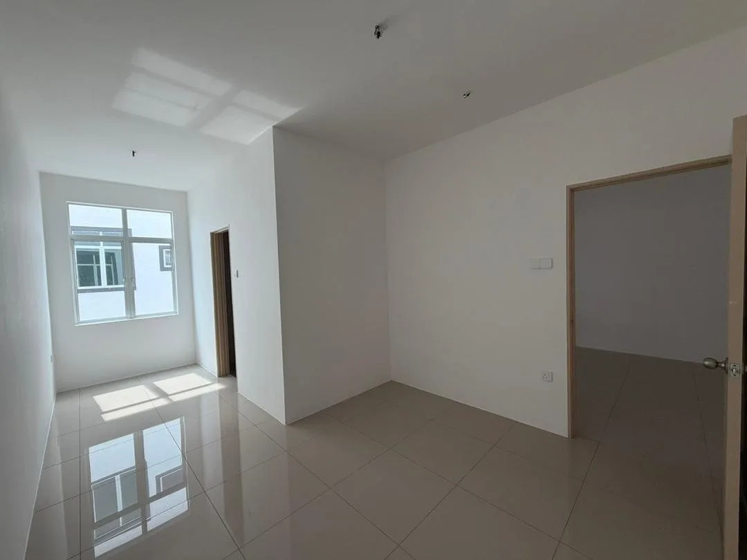 En-suite bathroom with full-height tiles in the Desa Rishah Indah show house, Desa Rishah, Ipoh, Perak