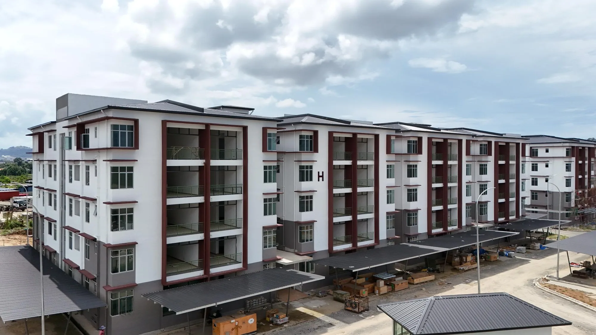 沙巴斗亚兰 Telipok E Residence 第 2A 期 H、I、J 座与有盖停车位的照片，载于 2024 年 11 月版的发展商手册