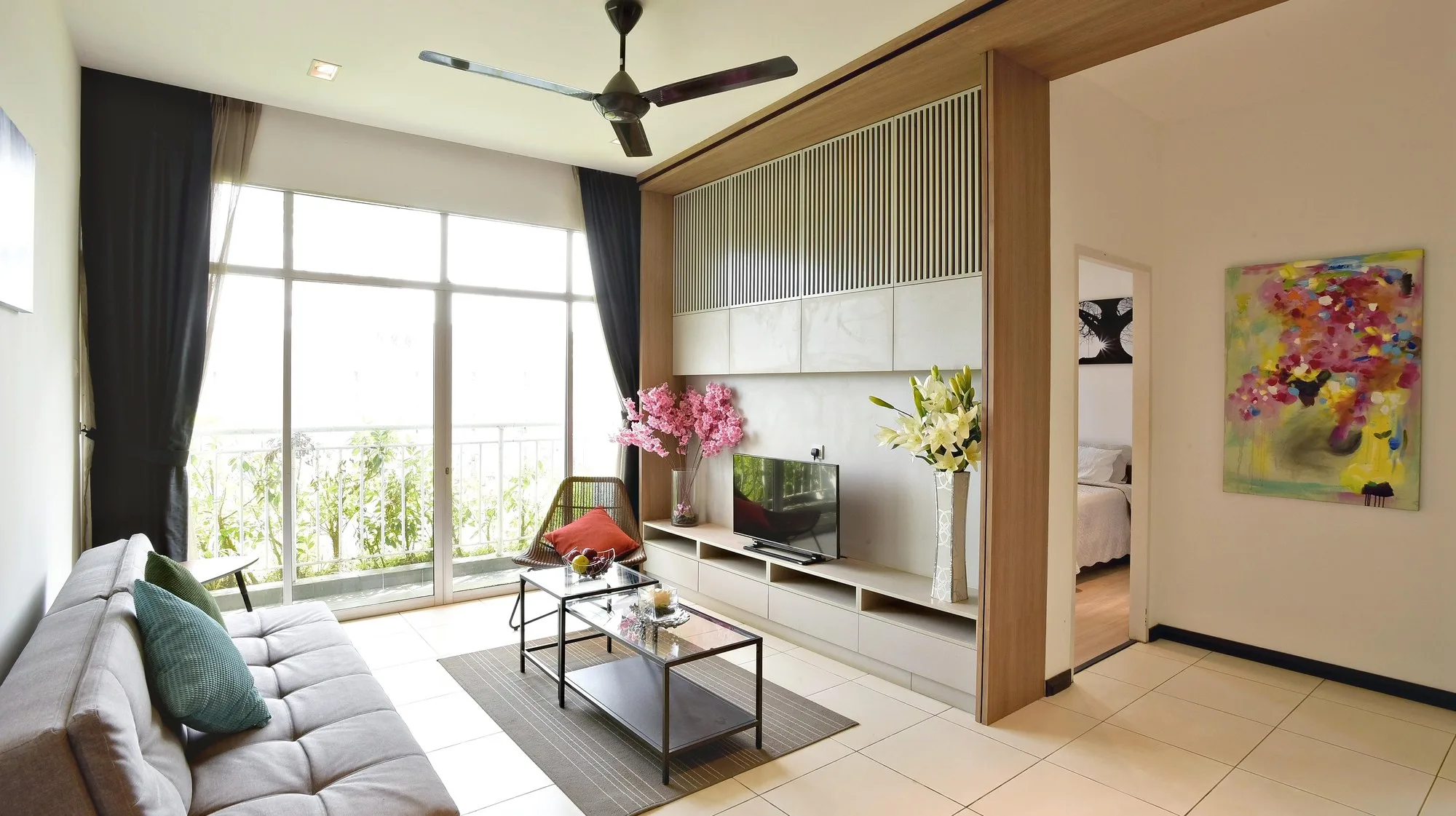 沙巴斗亚兰 Telipok E Residence A 型示范单位：布置好的客厅与阳台门（发展商手册）