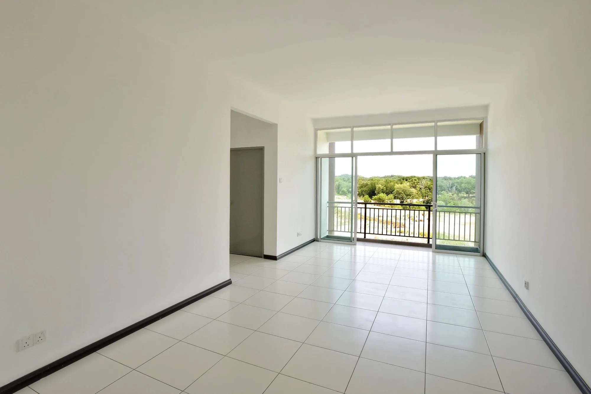 沙巴斗亚兰 Telipok E Residence B / C 型实际交屋单位照片：铺砖的客厅与阳台（发展商手册）