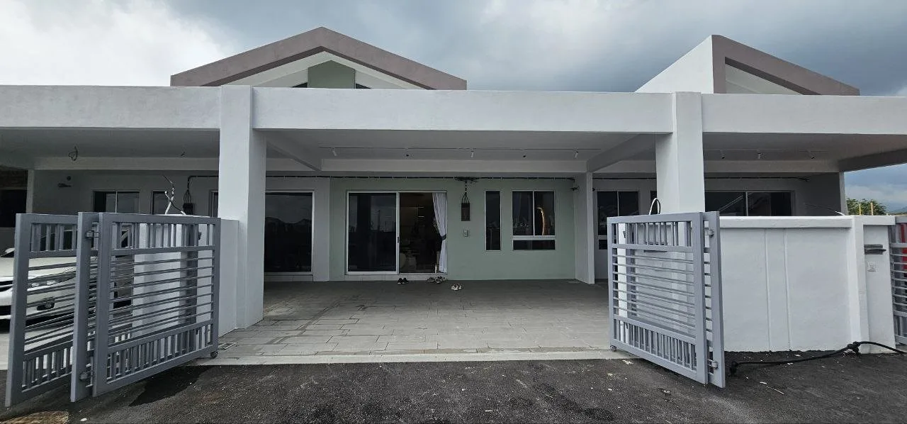 Show house frontage and car porch of a single-storey terrace at Klemeru, Chepor, Ipoh