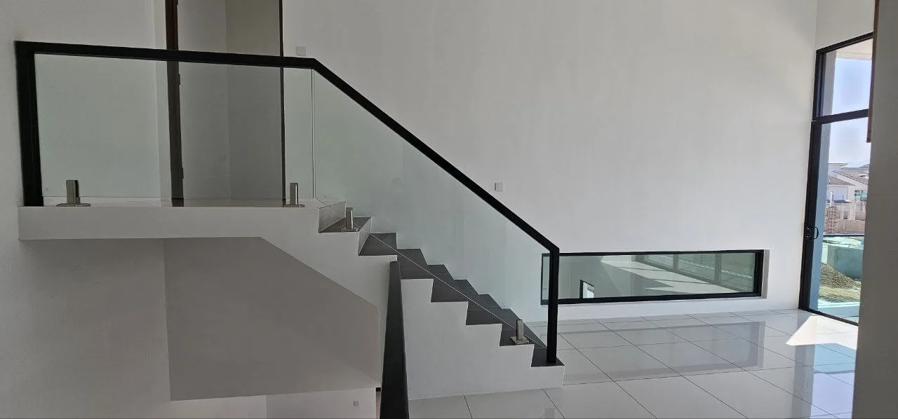 Staircase with glass balustrade in the Pinggiran Pengkalan Bayu semi-D, Ipoh