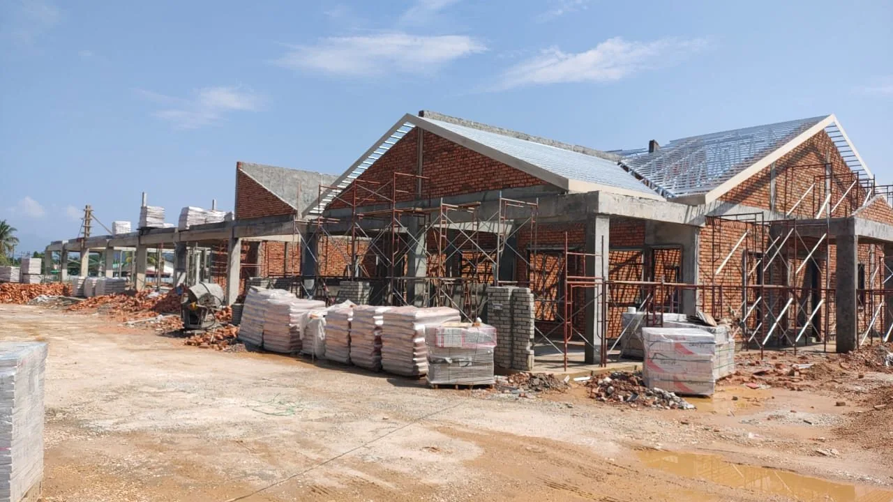 Single-storey terrace block under construction with roof trusses up at Raia Saujana III, Simpang Pulai, Ipoh
