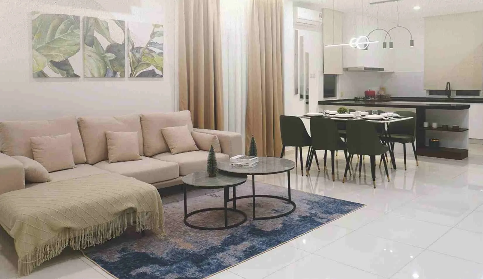 沙巴山打根 Rimbayu Indah Phase 2A 示范单位的客厅、饭厅与厨房——家具、灯具与冷气属于示范单位的装置（发展商手册）