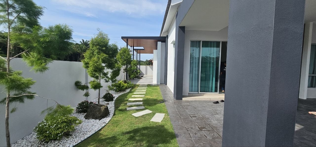 Side garden of the semi-D cluster show house at Rimbayu Tanjung Rambutan, Ipoh