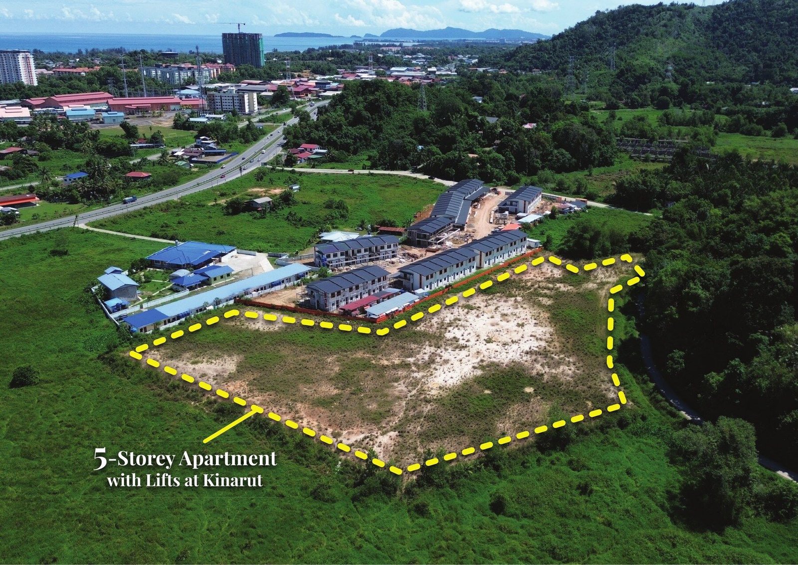 Aerial photo with the project site outlined, beside a terrace-house scheme and the highway, from the developer’s brochure at Serai Perdana Kinarut, Jalan Lengkuas Segandai, Kinarut, Papar, Sabah