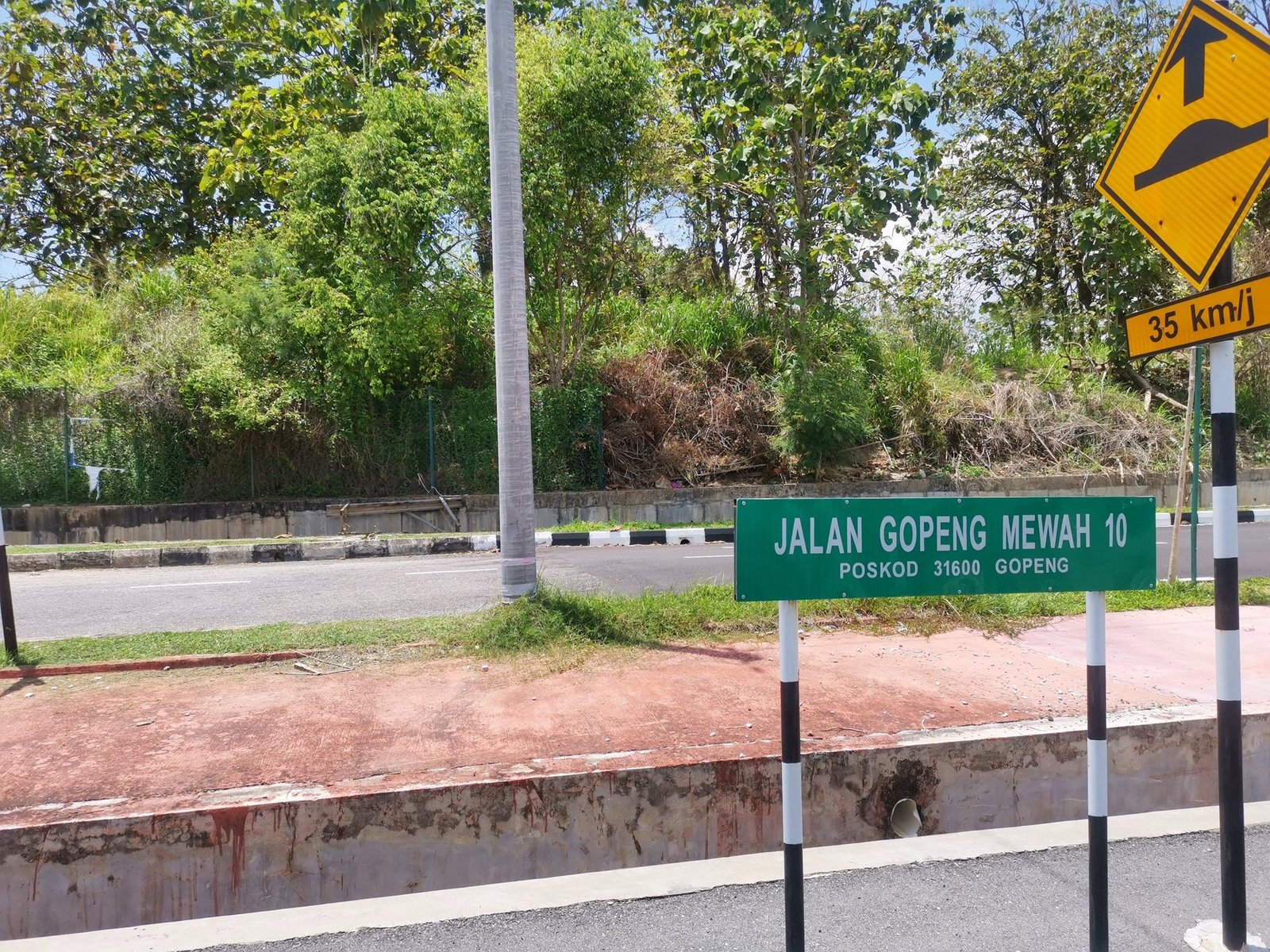 Street sign Jalan Gopeng Mewah 10, postcode 31600 Gopeng, at Taman Gopeng Mewah, Perak