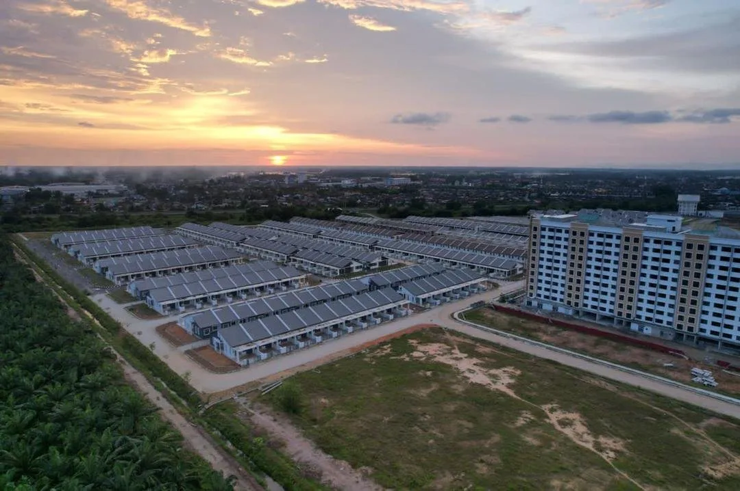 Aerial photograph of Taman Kerian Putra under construction, with completed terraces behind, Parit Buntar, Kerian, Perak