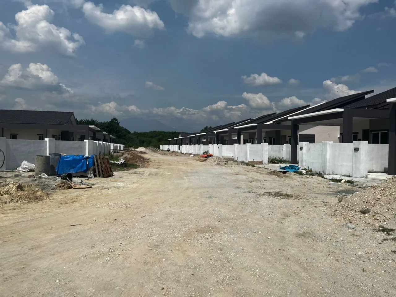 Row of single-storey cluster houses with boundary walls at Taman Klebang Ehsan, Klebang, Ipoh
