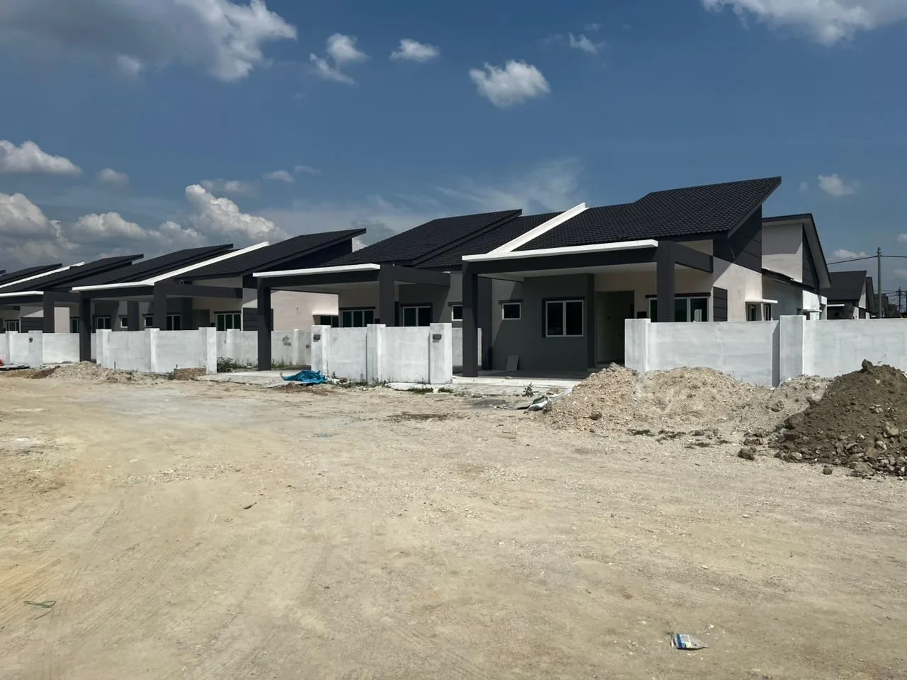 Single-storey cluster semi-detached houses at Taman Klebang Ehsan during finishing works, Klebang, Ipoh, Perak