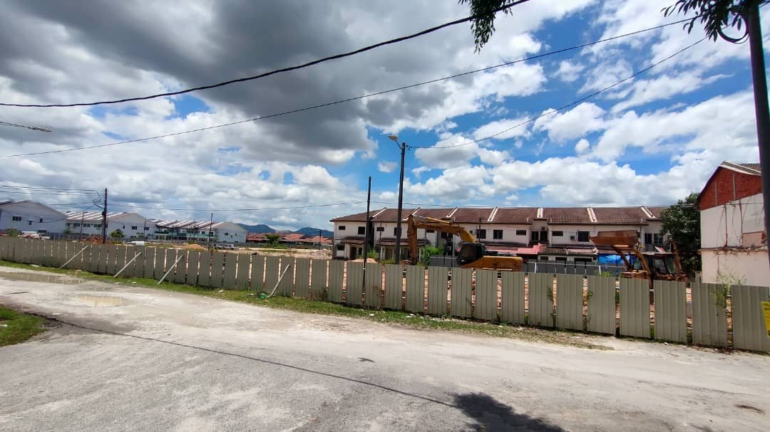 Hoarding along the Taman Lapangan Indah site beside existing terrace houses on Laluan Rapat Baru, Ipoh, Perak