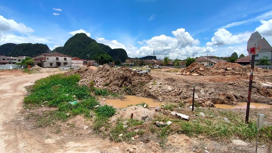 Cleared land for Taman Lapangan Indah terrace houses by Khidmat Tepat Sdn Bhd, south Ipoh, Perak