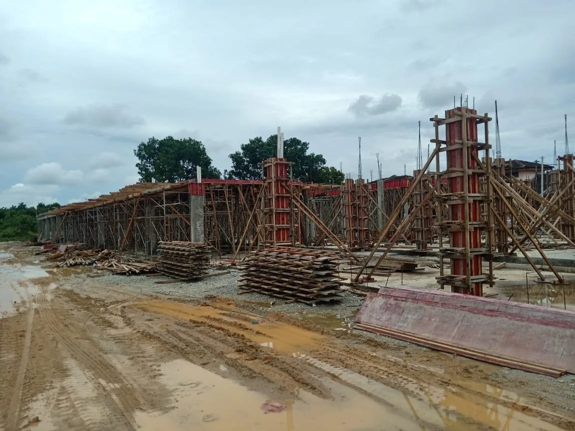 Construction progress at Taman Serai Emas, Bagan Serai, Perak, photographed 20 November 2025: column formwork and scaffolding