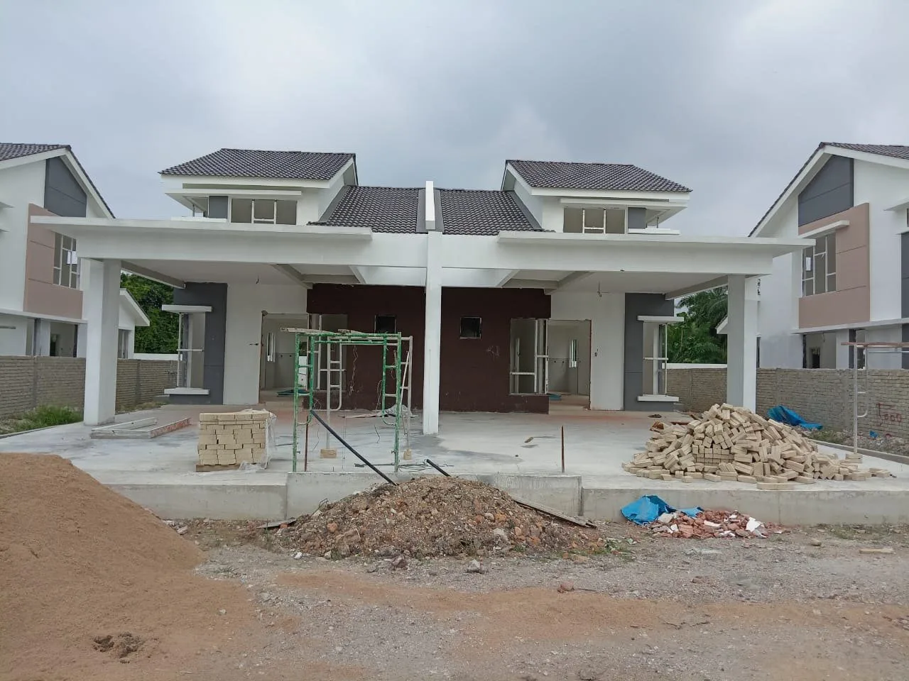 Single-storey semi-detached pair with finished roof and car porch at Taman Serai Perdana, Bagan Serai, Perak, May 2024
