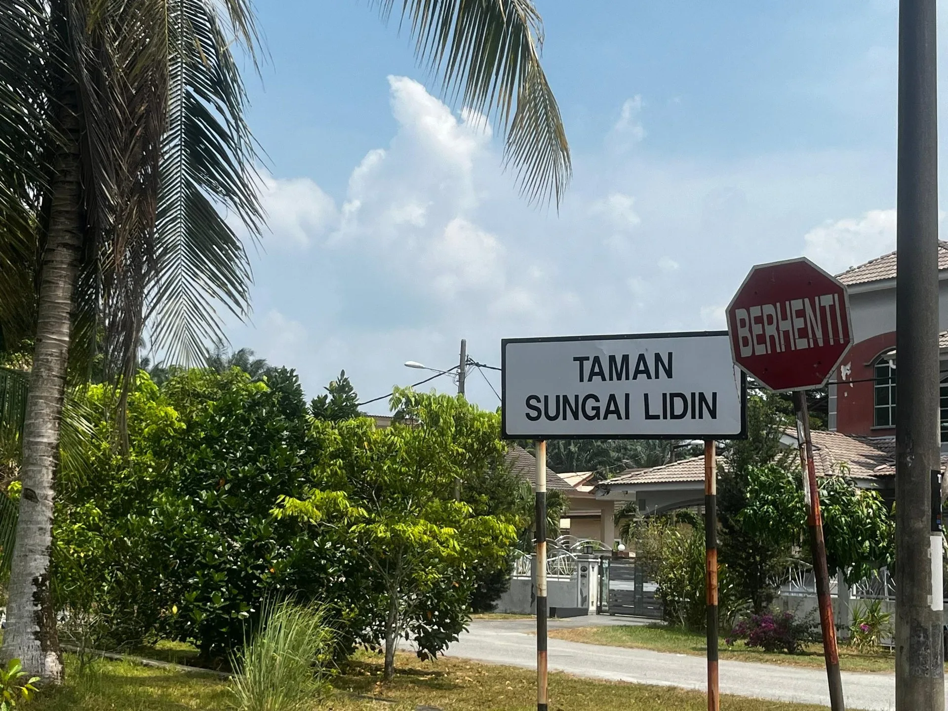 The Taman Sungai Lidin road sign at the approach to the Taman Simpang Permaisuri site, Simpang, Taiping, Perak